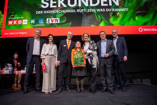 Vorschau Bild von Platz 1 für AmokTS: RegionalMedien Niederösterreich
Geschäftsführer Gerhard Riedler, MeinBezirk Niederösterreich
Chefredakteurin Karin Zeiler, Wolfgang und Fabienne Bauer,
Landeshauptfrau Johanna Mikl-Leitner, WKNÖ-Präsident Wolfgang Bauer
und Stefan Zach von der EVN.