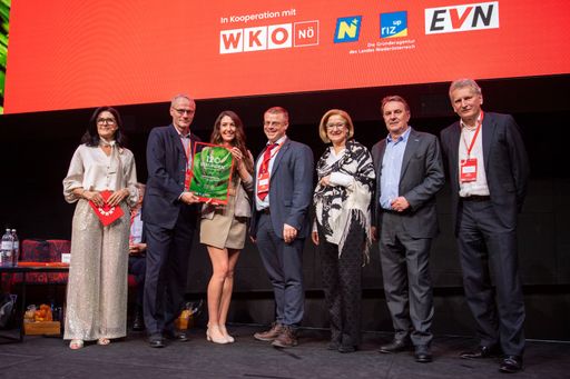 Vorschau Bild von Gewinnerin in der Sonderkategorie "Nachhaltigkeit" ist Isabella
Innthaler (3.v.li). Im Bild gemeinsam mit MeinBezirk
Niederösterreich Chefredakteurin Karin Zeiler, Stefan Zach von der
EVN, Stefan Taglieber von der Astoria Wirtschaftsberatung,
Landeshauptfrau Johanna Mikl-Leitner, WKNÖ-Präsident Wolfgang Ecker
und RegionalMedien Niederösterreich Geschäftsführer Gerhard Riedler.