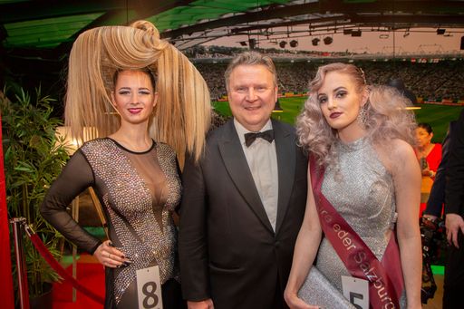 Vorschau Bild von Stammgast Bürgermeister Michael Ludwig mit zwei Designmusen