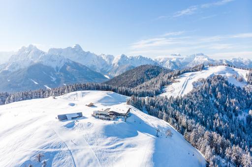 Vorschau Bild von Das Dreiländereck - zentral gelegen und leicht erreichbar - wird
in Zukunft wieder seiner wichtigen Funktion als Ski-Nahversorger
gerecht.