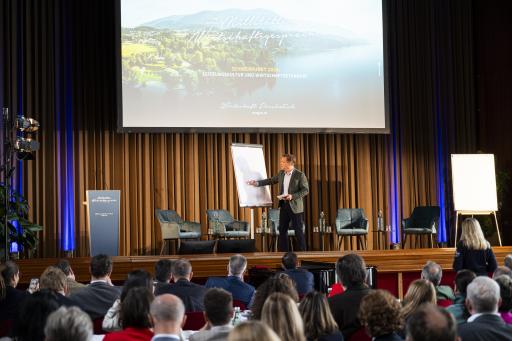 Vorschau Bild von Prof. Matthias Ehrhardt auf der Kongressbühne