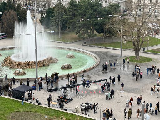 Vorschau Bild von Dreharbeiten am Hochstrahlbrunnen zu „The Fountain of Youth“ mit
Natalie Portman, John Krasinski, Regie: Guy Ritchie © Vienna Film
Commission