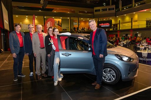 Volkshlfe-Führungsteam gratuliert Gewinnerin des Hyundai i10