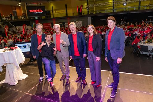 Vorschau Bild von Volkshilfe-Führungsteam bedankt sich bei Tricky NIki für seine
gelungene Comedy Show