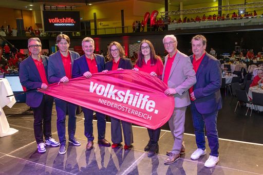Vorschau Bild von Arbeiterkammer-Vizepräsident Horst Pammer erwies den
MitarbeiterInnen die Ehre