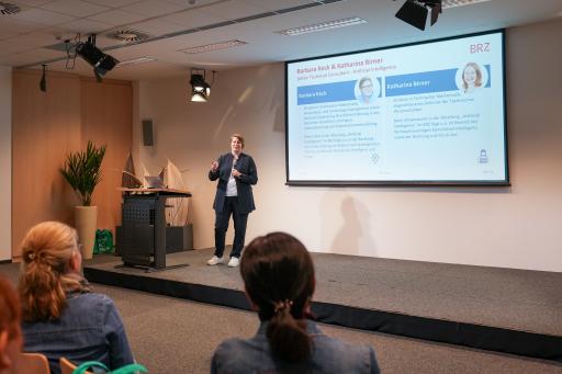 Vorschau Bild von BRZ-Mitarbeiterin Barbara Keck spricht beim BRZ FemCareerDay