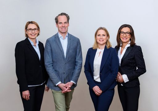 Geschäftsführung und Kollegiale Führung der Privatkliniken
Confraternität und Goldenes Kreuz (v.l.n.r.): Mag. Cornelia
Obermeier, MAS (Geschäftsführerin), Dr. Nicolas Haffner (Ärztlicher
Direktor), Christine Sageder, MSc, MBA (Verwaltungsdirektorin), Mag.
Heidemarie Dunkler-Zotter (Pflegedirektorin)