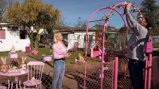 Enikö hat ein Faible für Rosa in allen Schattierungen und fühlt
sich in ihrem rosaroten Gartenparadies dementsprechend pudelwohl.
Mit Mann Wendelin dekoriert sie für Ostern. // Weiterer Text über
ots und www.presseportal.de/nr/6605 / Die Verwendung dieses Bildes
für redaktionelle Zwecke ist unter Beachtung aller mitgeteilten
Nutzungsbedingungen zulässig und dann auch honorarfrei.
Veröffentlichung ausschließlich mit Bildrechte-Hinweis.