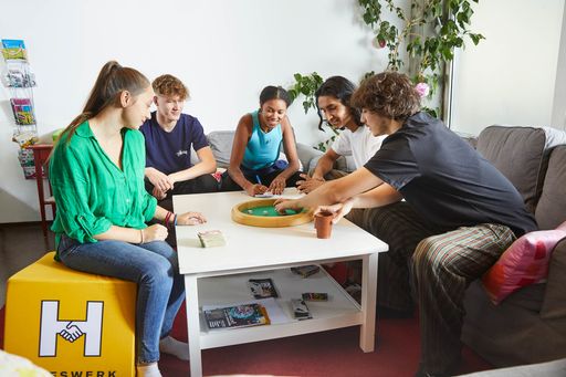 Vorschau Bild von In der Jugendarbeit verzeichnete das Hilfswerk 19.401 Kontakte
mit Jugendlichen in 13 Jugendzentren.