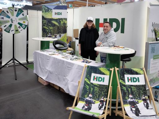  HDI Marketingleiterin Petra Miteff und Markus
Casagranda-Köninger, Leiter des HDI Kundenbüros in Wien, begrüßten
zahlreiche moto-austria Besucher:innen am HDI Stand.
