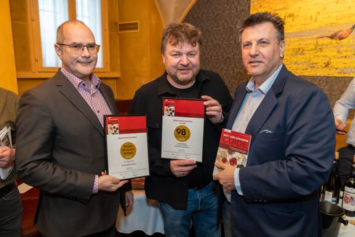  https://www.apa-fotoservice.at/galerie/39106   Im Bild v.l.n.r.: 
Johannes Fiala (Herausgeber Wein Guide), Sieger- BESTES ROTWEIN 
WEINGUT: Albert Gesellmann (Weingut Gesellmann),Michael Stein (
medianet)