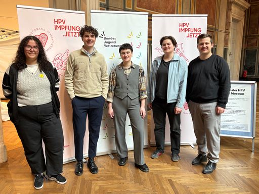 BJV-Vorsitzende Rihab Toumi, Florian Boschek (Vorsitzender des
Aufklärungsvereins HPV-Impfung jetzt!) und das ÖH-Vorsitzteam
bestehen aus Sarah Rossmann, Nina Mathies und Simon Neuhold im
Museum für Angewandte Kunst (MAK). Dort findet anlässlich des
Internationalen HPV-Tages eine Impfaktion für junge Menschen unter
30 statt.