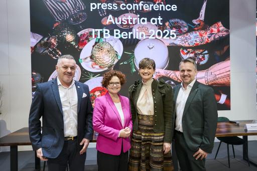  Im Rahmen der Eröffnungs-Pressekonferenz am Österreich-Stand der
ITB 2025 gaben Elisabeth Zehetner, Staatssekretärin für Energie,
Startups und Tourismus, die Geschäftsführerin der Österreich
Werbung, Astrid Steharnig-Staudinger, Michael Feiertag,
Geschäftsführer der Steirischen Tourismus und Standortmarketing GmbH
und Vertreter der Landestourismusorganisationen, und Klaus
Panholzer, Präsident der Austrian Leading Sights, Einblicke in den
vielseitigen Österreich-Auftritt in Berlin sowie die touristische
Entwicklung Österreichs.