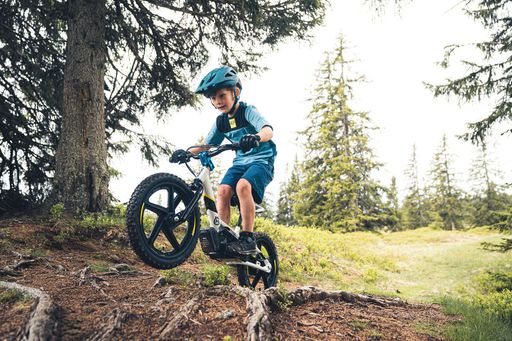  Ein Junge beim Fahrradfahren