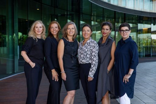 Vorstand Salon Real v.l.n.r.: Irene Rief-Hauser MSc./ Feine
Immobilien, Mag. Martina Hirsch MBA/ s REAL Immobilienvermittlung
GmbH, Dipl.-Ing. Nadja Pröwer/ Turner & Townsend, Mag. Dr. Gerhild
Bensch-König/ Raiffeisen WohnBau, Arch. Dipl.-Ing. Heide Schicht,
Mag. Karin Schmidt-Mitscher MSc./ Erste Bank der österreichischen
Sparkassen AG