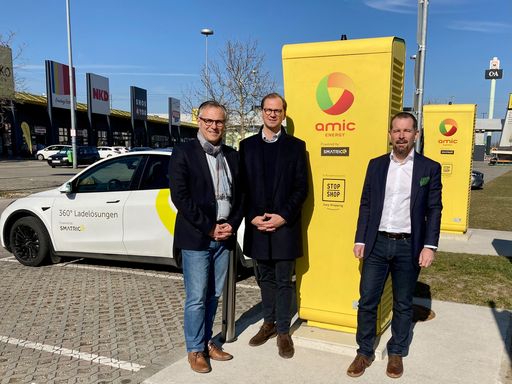 V.l.n.r.: Ronald Lausch (SMATRICS), Anton Weichselbaum (CPI),
Günter Maier (AMIC Energy) am Standort STOP SHOP Stadlau in Wien