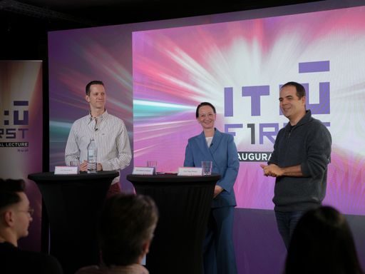 Bernd Resch (Professor of Geosocial Artificial Intelligence),
Stefanie Lindstaedt (Founding President) und Tiago P. Peixoto
(Professor of Complex Systems and Network Science) (v.l.) bei der
abschließenden Podiumsdiskussion.