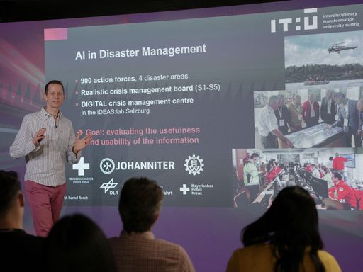 Vorschau Bild von Bernd Resch, Professor of Geosocial Artificial Intelligence,
zeigte in seiner Antrittsvorlesung u.a. wie die interdisziplinäre
Kombination aus maschinellem Lernen, geografischen Analysen,
standortbasierten Daten und sozialwissenschaftlichen Methoden im
Katastrophenschutz zum Einsatz kommt.