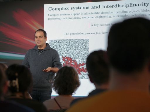 Vorschau Bild von Tiago P. Peixoto, Professor of Complex Systems and Network
Science, untersucht die Regeln komplexer Systeme und machte
deutlich, dass es dafür Theorien und Methoden braucht, die über
konventionelle disziplinäre Grenzen hinausgehen.