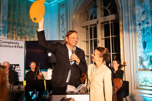 Vorschau Bild von Am 4. März 2025 fand die feierliche Eröffnung des Complexity
Science Hub statt, die mit einer symbolischen Schlüsselübergabe von
der Bundesimmobiliengesellschaft (BIG) an den CSH einherging.