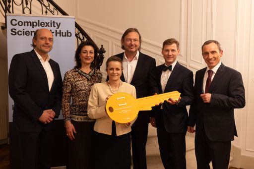 Am 4. März 2025 fand die feierliche Eröffnung des Complexity
Science Hub statt, die mit einer symbolischen Schlüsselübergabe von
der Bundesimmobiliengesellschaft (BIG) an den CSH einherging.