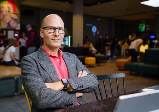 Vorschau Bild von Oliver Winter, CEO und Gründer der a&o Hostels, in der gut
besuchten Lobby eines a&o Hostels