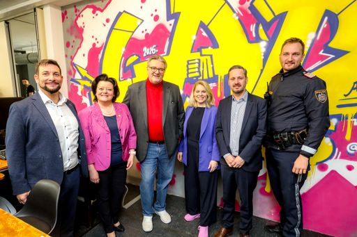 v.l.n.r.: Markus Rumelhart, Bezirksvorsteher Mariahilf, Sabine
Geringer, Wiener Hilfswerk Geschäftsführerin, Peter Hacker,
Sozialstadtrat, Susanne Winkler, Fonds Soziales Wien
Geschäftsführerin, Jörg Konrad, Sozialsprecher NEOS Wien und Manfred
Schober, Sicherheitskoordinator Mariahilf bei der Eröffnung des
"LAB65"