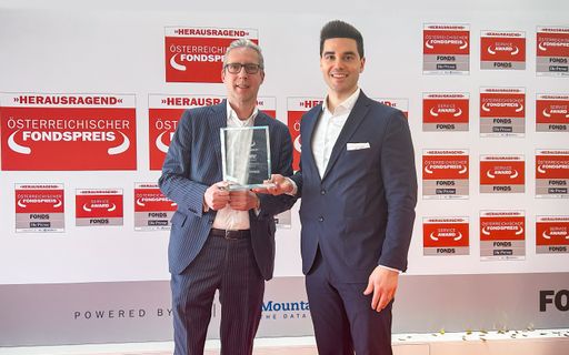  DONAU Brokerline Geschäftsführer Alastair Mc Ewen sowie DONAU
Vertriebsvorstand Franz Zeiler bei der Verleihung des FONDS
professionell Serviceawards
