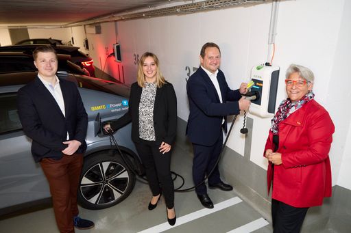 https://www.apa-fotoservice.at/galerie/38958 ÖAMTC ePower stattet
GENERALI mit E-Ladeinfrastruktur aus / Im Bild v.l.n.r.: Claus
Dapeci (ÖAMTC ePower); Sabine Batliner (GENERALI); Marcella Kral
(ÖAMTC ePower); Markus Dangl (GENERALI)