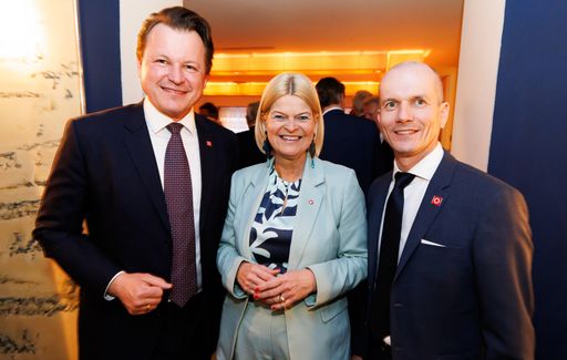 Bundesministerin Klaudia Tanner mit den RegionalMedien Austria
Vorständen Georg Doppelhofer (links) und Andreas Eisendle (rechts)
