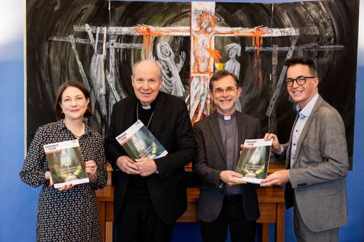 Vorschau Bild von Herausgeber Roman Gerner und Chefredakteurin Sophie Lauringer
übergeben Kardinal Christoph Schönborn und Administrator Josef
Gründwidl das druckfrische Magazin "Himmel & Erde".