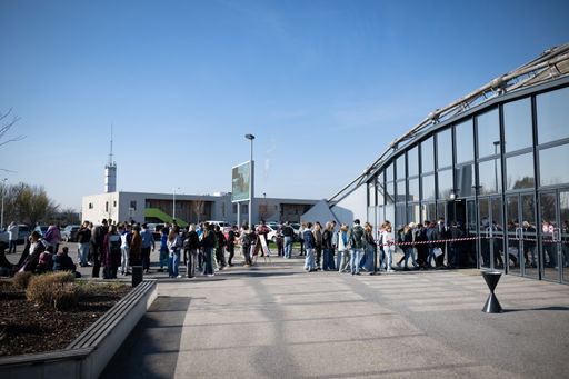  Besucher vor der Verstaltungshalle