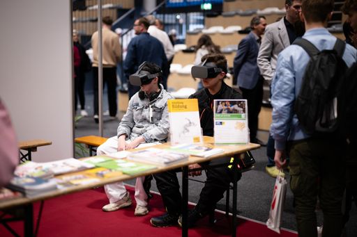 Vorschau Bild von Ausstellungsstände und Besucher bei der Bildungsmesse