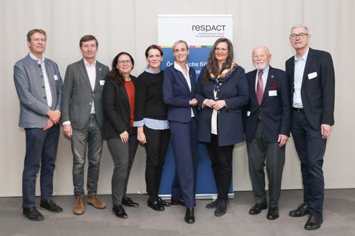 Vorschau Bild von V.l.n.r.: Christian Strasser (respACT- Landeskoordinator
Burgenland); Herbert Schlossnikl (respACT-Vizepräsident &
Landeskoordinator Niederösterreich); Daniela Werdecker-Davies
(respACT-Vorstandsmitglied); Birgit Aichinger
(respACT-Vorstandsmitglied ); Daniela Knieling (Geschäftsführerin
respACT); Gabriela Maria Straka (respACT-Vorstandsmitglied &
Landeskoordinatorin Oberösterreich); Heinz Felsner
(respACT-Vizepräsident); Peter Giffinger (respACT-Präsident);