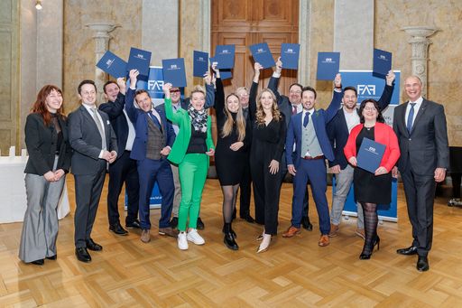  Die Absolventinnen und Absolventen bei ihrer Diplomübergabe
(credit: Deutsche Vermögensberatung Bank AG) // Weiterer Text über
ots und www.presseportal.de/nr/131212 / Die Verwendung dieses Bildes
für redaktionelle Zwecke ist unter Beachtung aller mitgeteilten
Nutzungsbedingungen zulässig und dann auch honorarfrei.
Veröffentlichung ausschließlich mit Bildrechte-Hinweis.