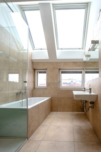 Vorschau Bild von Die neu geschaffenen Wohnungen überzeugen die Interessenten mit
einem Blick über die Stadt.