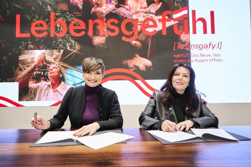  Astrid Steharnig-Staudinger, Geschäftsführerin der Österreich
Werbung, und Zana Çela, Generaldirektorin Albanian National Tourism
Agency, unterzeichnen ein Memorandum of Understanding auf der ITB
2025 in Berlin.