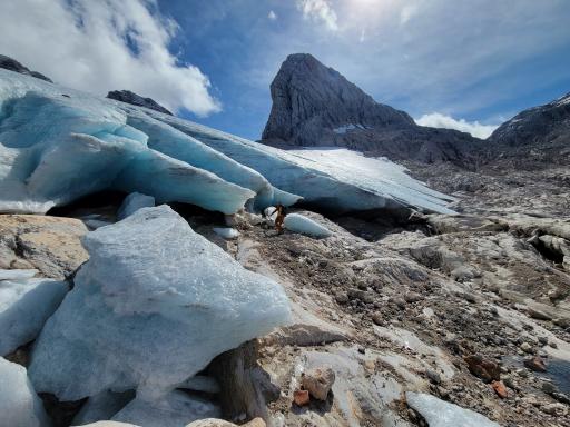 Eiszerfall an der flach auslaufenden Gletscherstirn des Großen
Gosaugletschers am Dachstein, im Hintergrund der Mitterspitz, 2024.
Foto: ÖAV Gletschermessdienst/ Klaus Reingruber