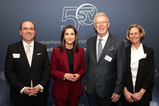  https://www.apa-fotoservice.at/galerie/39120 Impressionen von der
Festveranstaltung: (v.l.n.r.) Roland Popp (Präsident des
Hauptverband der Gerichtssachverständigen, Landesverband Wien,
Niederösterreich und Burgenland), Moderatorin Alexandra Wachter,
Kurt P. Judmann (Präsident des Hauptverbands der
Gerichtssachverständigen) und Christina Sadler-Berg (Präsidentin des
Bundesverbands der Sachverständigen Deutschland)