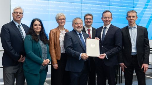  Übergabe des Förderbescheids für die neue
Wasserstofftestinfrastruktur. Von links: Prof. Dr. Gerhard Schories,
Institutsleiter Technologie-Transfer-Zentrum Bremerhaven, Elitsa
Pesina, Freie Hansestadt Bremen, Dr. Saskia Greiner,
Geschäftsbereichsleiterin Wirtschaftsförderung Bremerhaven,
Hans-Georg Tschupke, Freie Hansestadt Bremen, Uwe Knodt,
administrativer Direktor des DLR-Instituts für Raumfahrtsysteme, Dr.
Volker Wissing, Bundesminister für Digitales und Verkehr, Dr. Jens
Gerstmann, DLR-Institut für Raumfahrtsysteme. // Weiterer Text über
ots und www.presseportal.de/nr/133006 / Die Verwendung dieses Bildes
für redaktionelle Zwecke ist unter Beachtung aller mitgeteilten
Nutzungsbedingungen zulässig und dann auch honorarfrei.
Veröffentlichung ausschließlich mit Bildrechte-Hinweis.