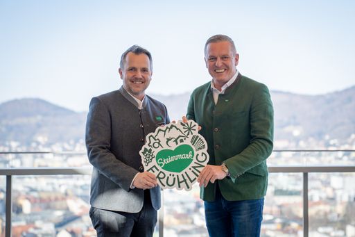 Vorschau Bild von 2er von links: Michael Feiertag (GF STG/Sterische Tourismus und
Standortmarketing GmbH) und Landeshauptmann Mario Kunasek mit dem
neuen Steiermark-Frühling-Logo als Vorboten.