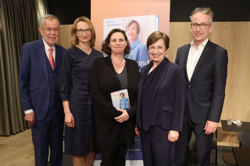 Buchpräsentation am Vorabend des Internationalen Frauentags:
Bundespräsident Alexander Van der Bellen, Elisabeth Stein-Hölzl
(Styria Buchverlage), die Autorinnen Nina Horaczek und Doris
Schmidauer, Matthias Opis (Styria Buchverlage) (v. l.)