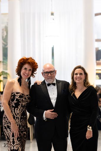 Vorschau Bild von Unter den knapp 200 Gästen auch zahlreiche prominente Gäste wie
ua. Basis.Kultur-Chefin Monika Erb, Sandra Tomek (Produzentin ua
Hollywood in Vienna), Matt Dunkley (britischer Dirigent ua. Barbie,
James Bond, Tatsächlich Liebe), Markus Pohanka (Austro Control),
Raiffeisen Digital-Chefin Petra Postl, Silberschmid Jean-Paul
Vaugoin und Tanzmeister Stefan Dobner.