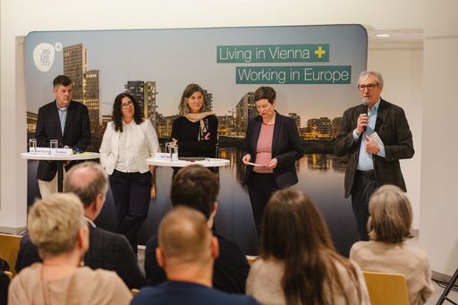  V.l.n.r.: Florian Van der Bellen (Head of Destination
Development, PKF hospitality), Cornelia Dlabaja (Stiftungsprofessur
für nachhaltige Stadt- und Tourismusentwicklung, FHWien der WKW),
Katharina Ritter (Co-Kuratorin der Ausstellung, Az W), Astrid
Kuffner (Moderatorin und Journalistin) und Gerhard Schuster (CEO der
Wien 3420)
