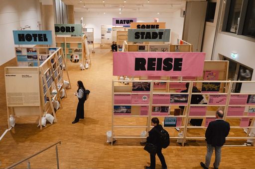 Vorschau Bild von Einen Monat lang war die Erfolgsausstellung „Über Tourismus“ des
Architekturzentrum Wien in der VHS Kulturgarage zu sehen