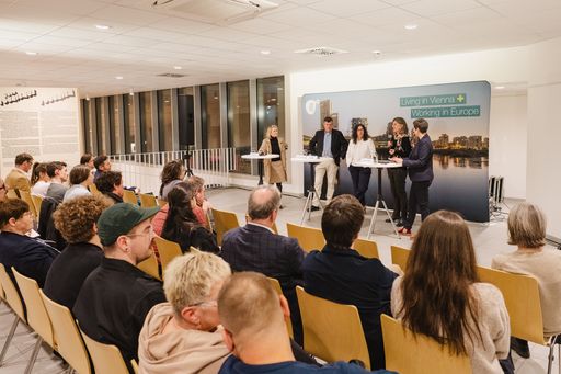 Vorschau Bild von Branchenexpert*innen diskutierten im Rahmen der Podiumsdiskussion
„Ist uns der Tourismus über?“ in der VHS Kulturgarage zur Zukunft
des Tourismus.