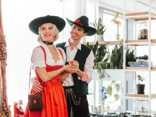  Lena Ruziczka und Lukas Strasser als Almdudler Trachtenpärchen
bei der letzten Almdudler Pressekonferenz im Mai 2024