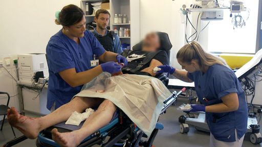 Klinikum Hanau: Ein Randalierer in Handschellen wird mit
Polizeibegleitung eingeliefert. Er hat erst eine Glasscheibe
zertrümmert und danach einen Sanitäter im Rettungswagen angegriffen.
// Weiterer Text über ots und www.presseportal.de/nr/6605 / Die
Verwendung dieses Bildes für redaktionelle Zwecke ist unter
Beachtung aller mitgeteilten Nutzungsbedingungen zulässig und dann
auch honorarfrei. Veröffentlichung ausschließlich mit
Bildrechte-Hinweis.