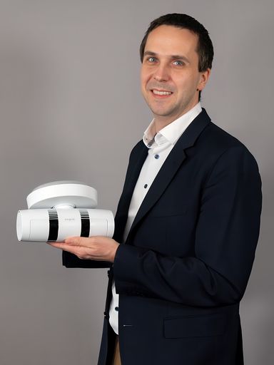 Co-Gründer und CEO Dr. Rainer Planinc mit cogvisAI 3D-Smartsensor