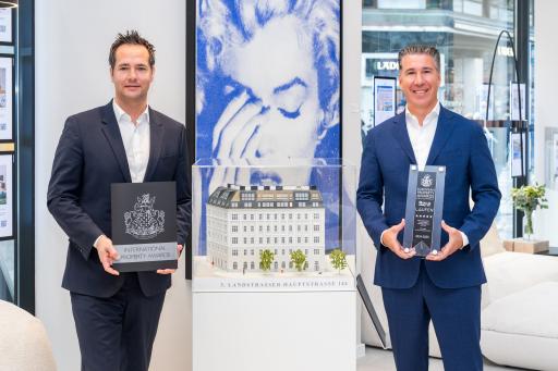 Vorschau Bild von Ein besonderes Highlight stellt das Projekt THE LEGACY dar, das
mit dem renommierten Property Award ausgezeichnet wurde. Die
stilvolle Revitalisierung des 1900 erbauten Gründerzeithauses
überzeugte die Jury durch die gelungene Verbindung von Altbaucharme
und luxuriösem Wohnkomfort.